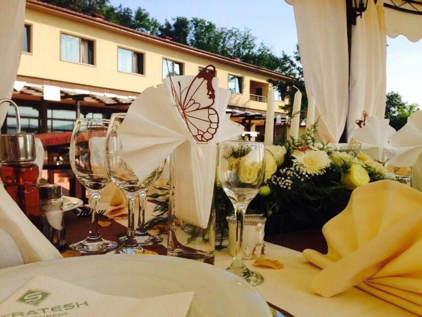 Park Hotel Stratesh Lovech Bagian luar foto